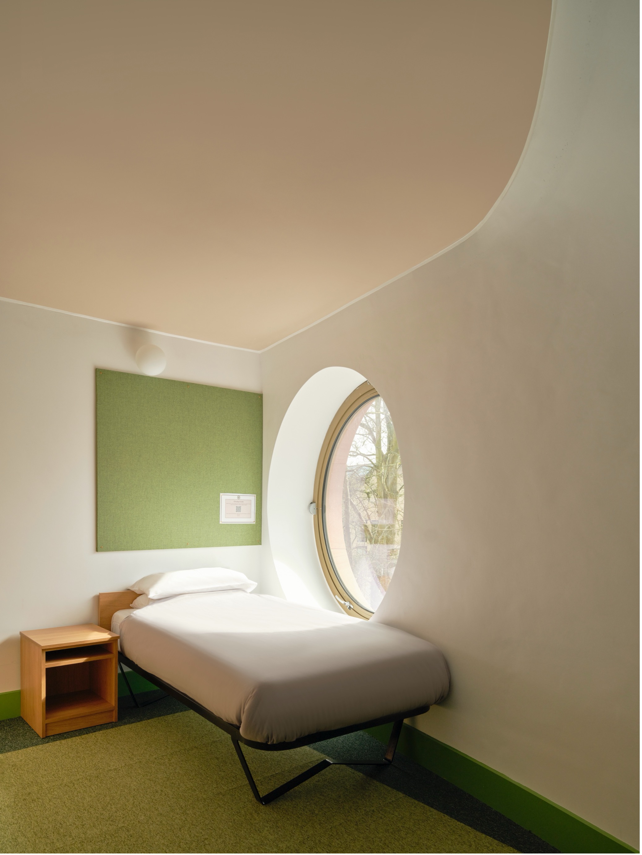Gradel bedroom with circular window and single bed