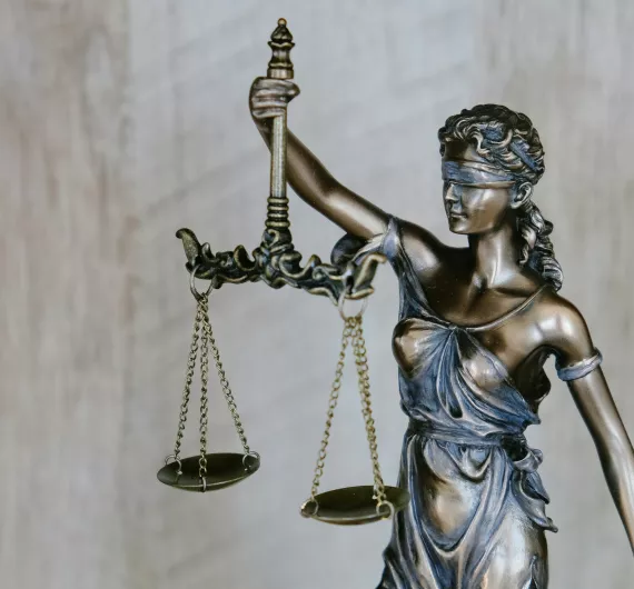 Image of the Lady Justice balancing the scales