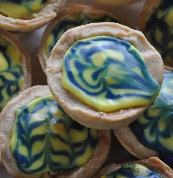 Cupcakes decorated with the colours of the Ukrainian flag (blue and yellow)