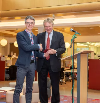 Prof Stephan Uphoff receives his Lister Research Prize from Prof Sir Alex Markham